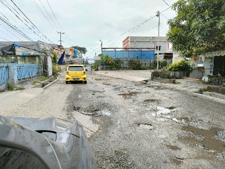 Kondisi Jalan Dahlia Pekanbaru yang rusak akibat pipa PDAM bocor.(foto: dok/halloriau.com)